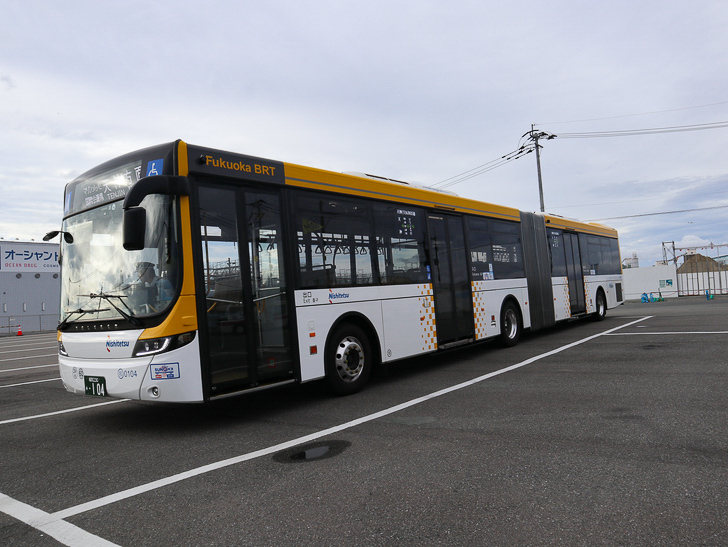 【博多区沖浜町】海に面した不思議なエリアを散歩： 連節バス