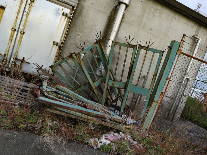 【博多区沖浜町】海に面した不思議なエリアを散歩： 壊れた門