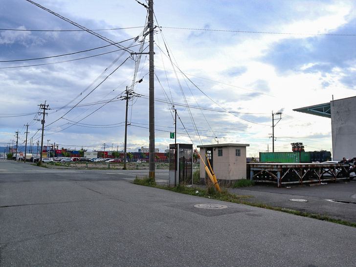 【博多区沖浜町】海に面した不思議なエリアを散歩： 電話ボックス