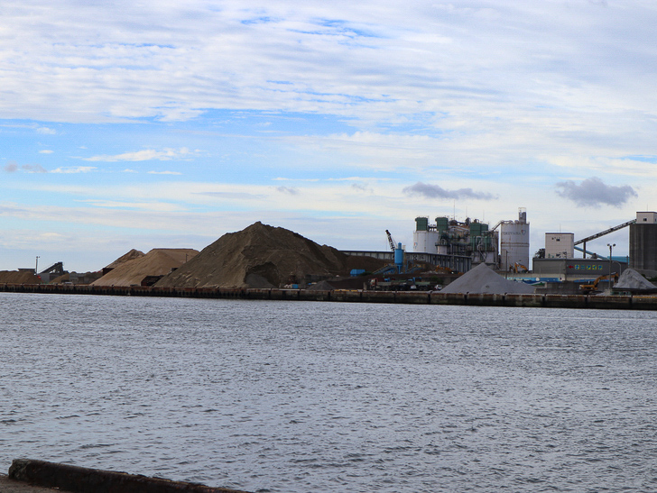 【博多区沖浜町】海に面した不思議なエリアを散歩： 海と砂