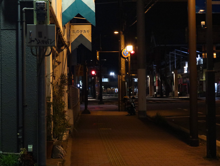 【ベイサイドプレイス博多（深夜）】やっぱり夜の海は良い： ベイサイドプレイス博多まで続く道