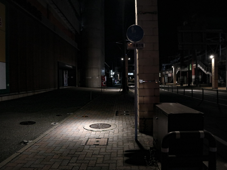 【ベイサイドプレイス博多（深夜）】やっぱり夜の海は良い： スポットライトのような街頭