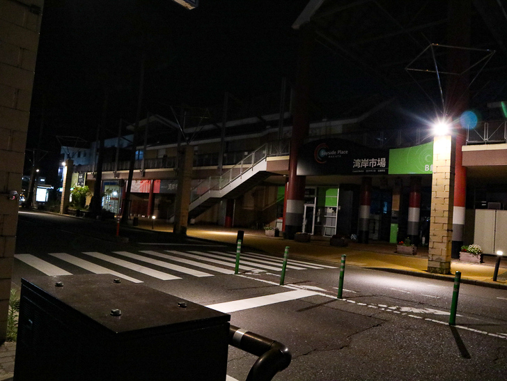 【ベイサイドプレイス博多（深夜）】やっぱり夜の海は良い： 一番メインっぽい建物
