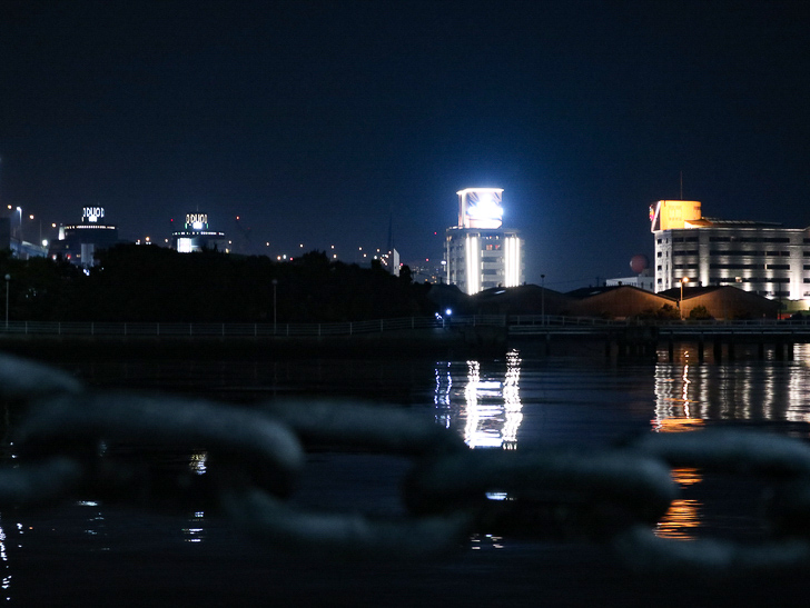 【ベイサイドプレイス博多（深夜）】やっぱり夜の海は良い： チェーンと対岸