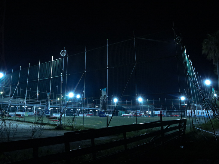 【ベイサイドプレイス博多（深夜）】やっぱり夜の海は良い： テニスコート。明々としてます。