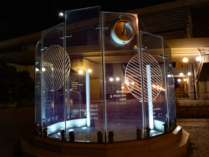 【ベイサイドプレイス博多（深夜）】やっぱり夜の海は良い： 青白く光るオブジェクト