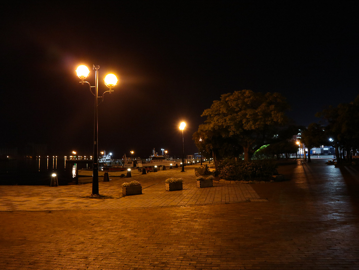 【ベイサイドプレイス博多（深夜）】やっぱり夜の海は良い： 対岸