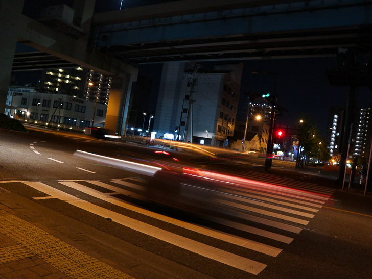 【ベイサイドプレイス博多（深夜）】やっぱり夜の海は良い： 高架下の交差点
