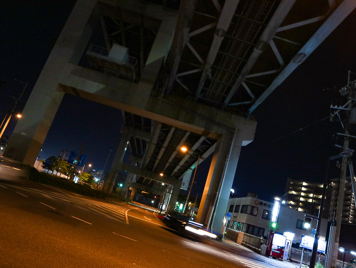 【ベイサイドプレイス博多（深夜）】やっぱり夜の海は良い： 高架下
