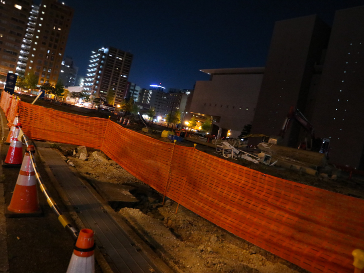 【ベイサイドプレイス博多（深夜）】やっぱり夜の海は良い： 工事現場