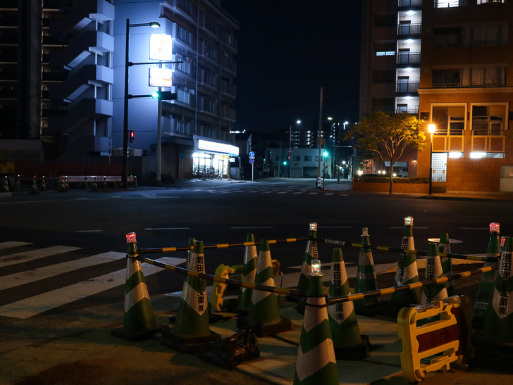 【ベイサイドプレイス博多（深夜）】やっぱり夜の海は良い： たくさんのコーンと街