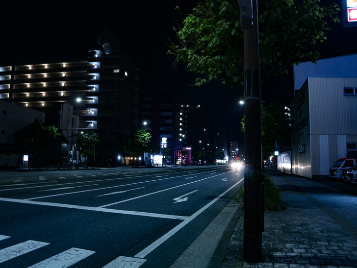 【ベイサイドプレイス博多（深夜）】やっぱり夜の海は良い： 大通りに出てきました