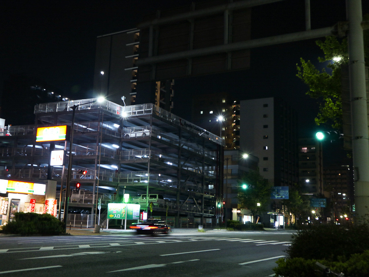 【ベイサイドプレイス博多（深夜）】やっぱり夜の海は良い： 大きい立体駐車場