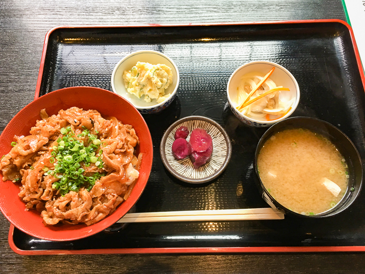 【薬院ランチ】「一休」「ひつま豚丼」が最高なので紹介したい： 豚丼（800円）