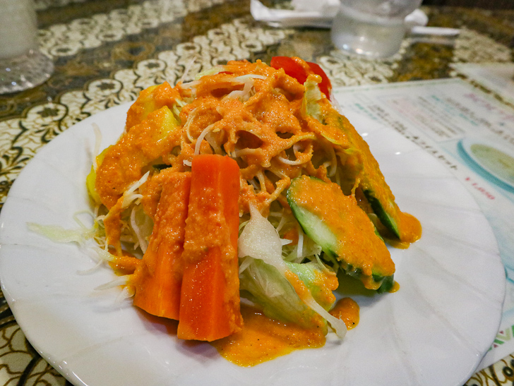 【薬院ランチ】「ミラン」素朴な雰囲気が良い！どこか懐かしいインドカレー屋： サラダ（二人前）