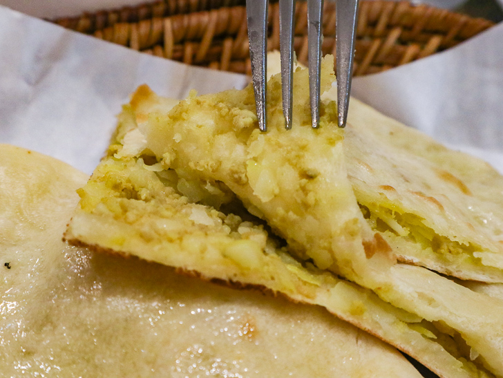 【薬院ランチ】「ミラン」素朴な雰囲気が良い！どこか懐かしいインドカレー屋： アルキーマナン（ひき肉とポテトが入ったナン）