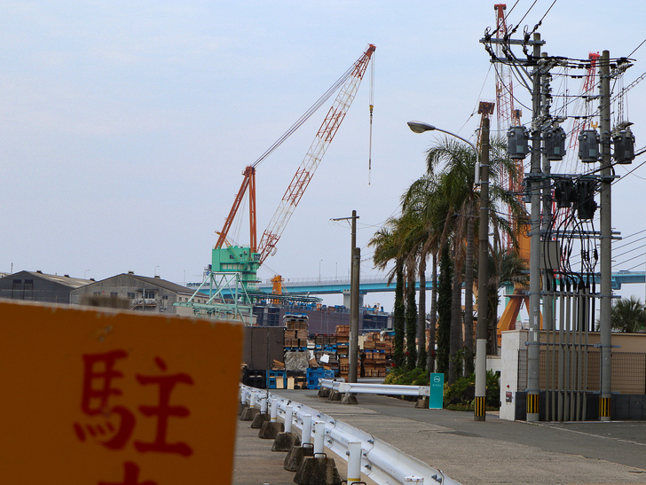 【西公園／光雲神社】まるで“千と千尋”。異空間を散歩： 造船所が見える