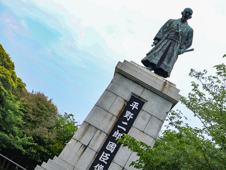 【西公園／光雲神社】まるで“千と千尋”。異空間を散歩： 平野二郎國臣像