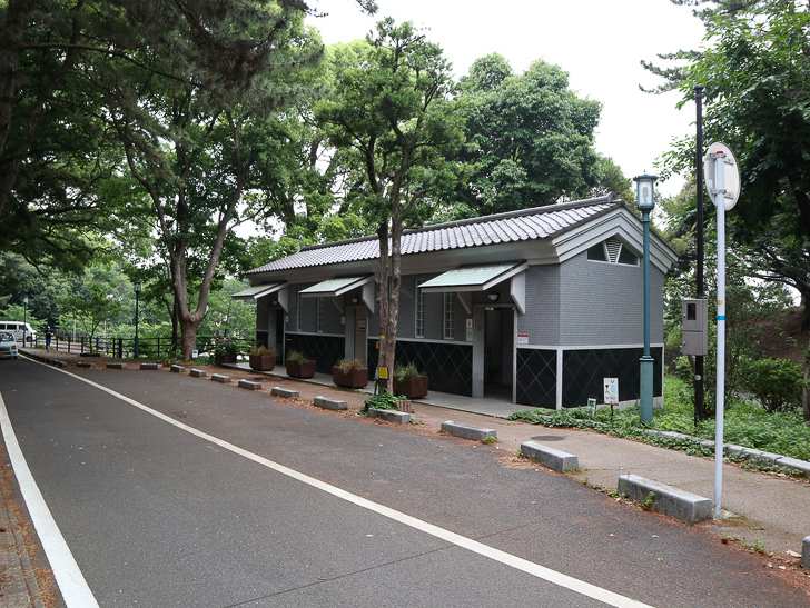 【西公園／光雲神社】まるで“千と千尋”。異空間を散歩： 公衆トイレ