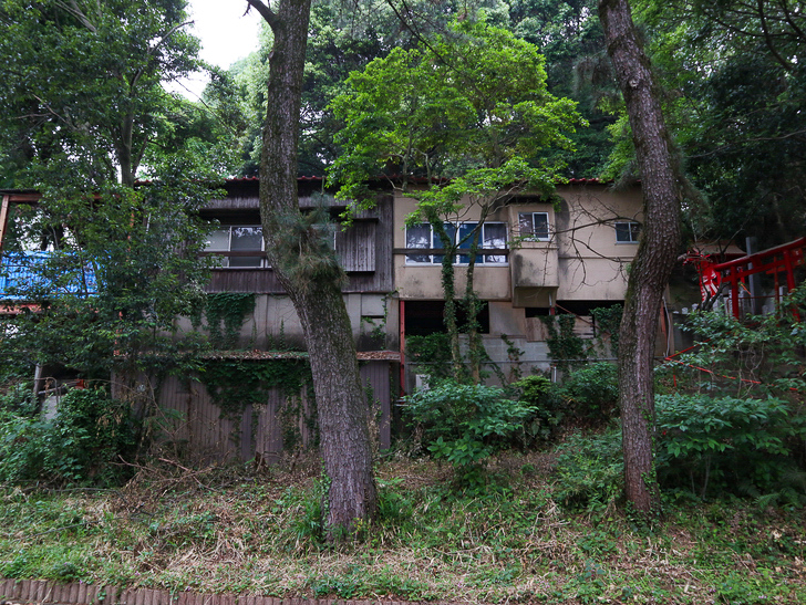 【西公園／光雲神社】まるで“千と千尋”。異空間を散歩： 廃れた雰囲気の建物