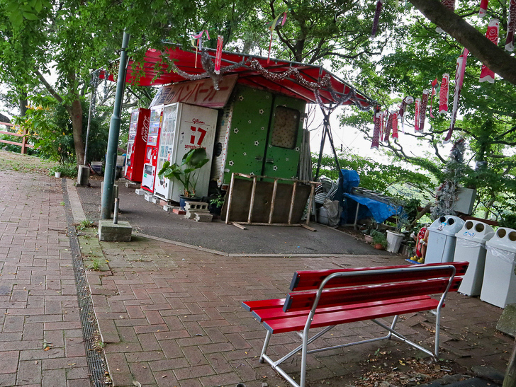 【西公園／光雲神社】まるで“千と千尋”。異空間を散歩： 良い感じの休憩スペース
