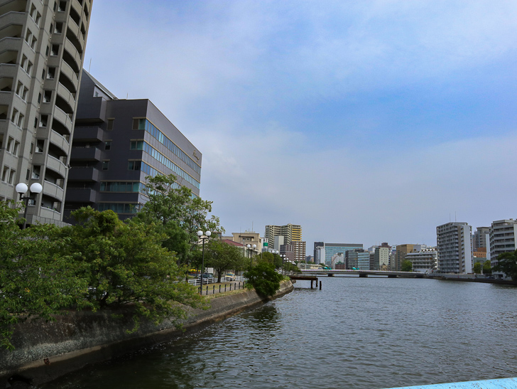 【中央区・博多区】「築港本町」あたりをゆったり散歩： 那の津大橋から見た「那珂川」