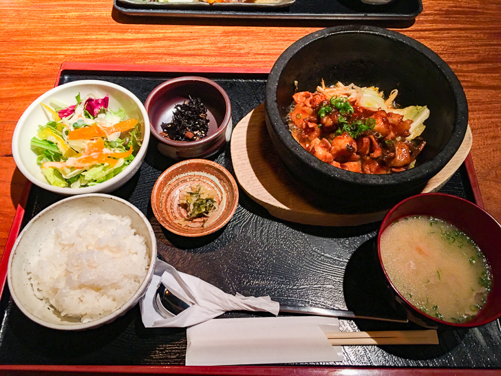 石焼ホルモン炒め定食（950円）