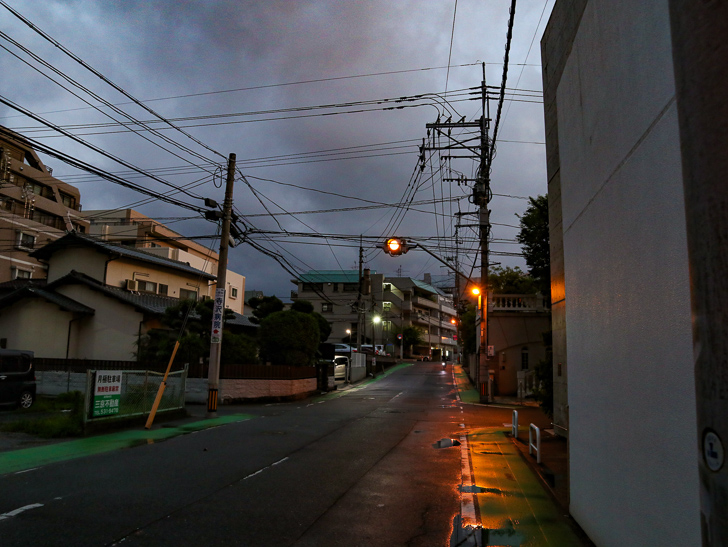 「高宮一丁目タバコ屋さん」の隣の道