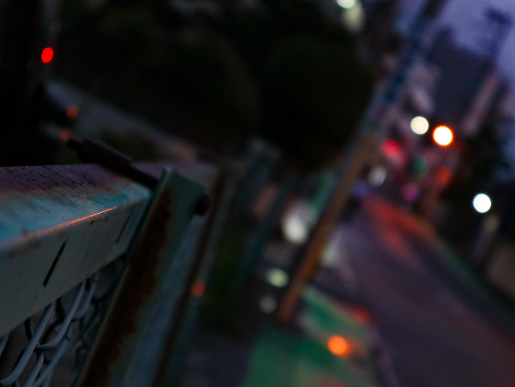 フェンスと道路