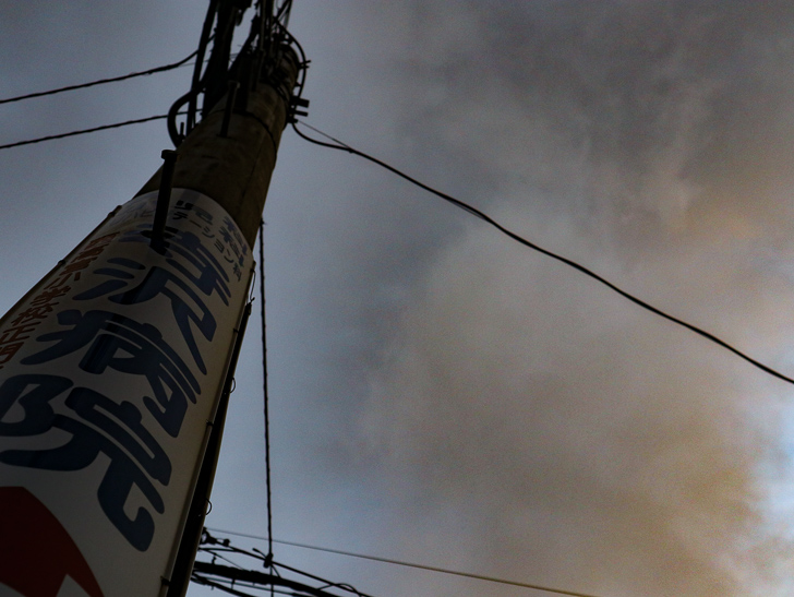 曇り空と電信柱