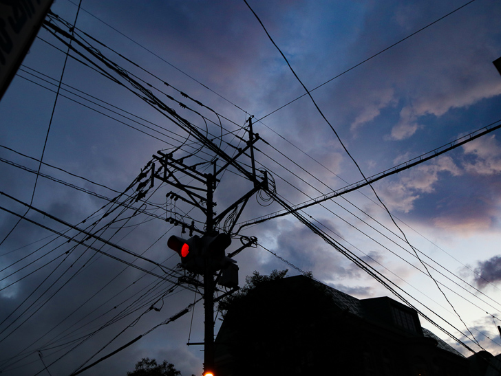 信号機と曇り空