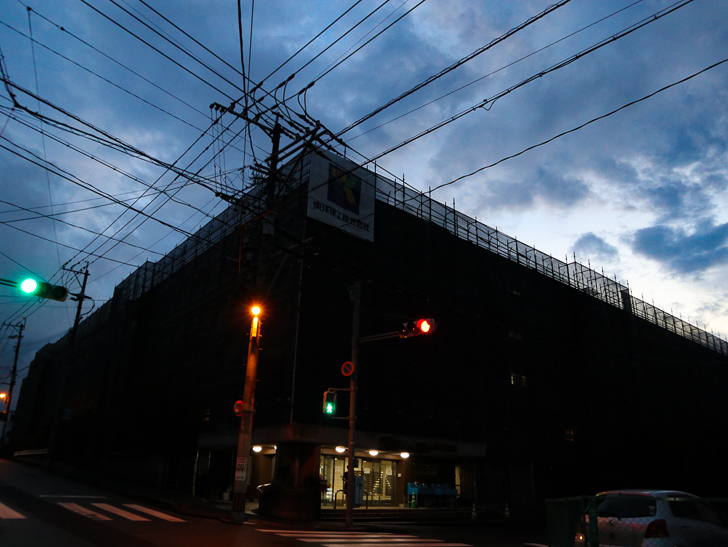 高宮マンションと曇り空