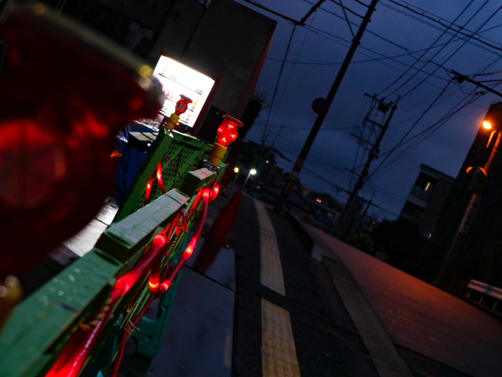 工事中のフェンスと道路
