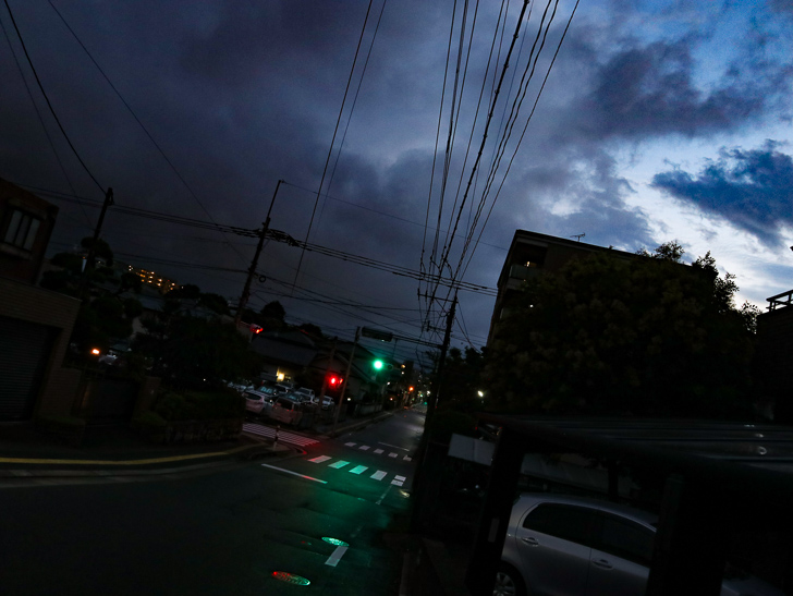 曇り空と交差点