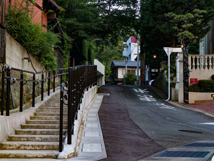 「桜坂セントマルティーヌ教会」横の細い道