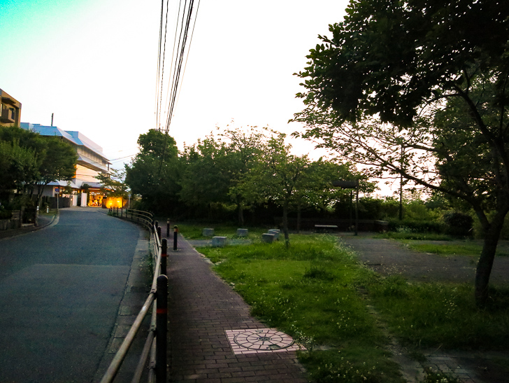展望台の駐車場出てすぐ