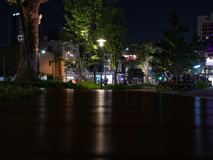 ベンチ越しの街