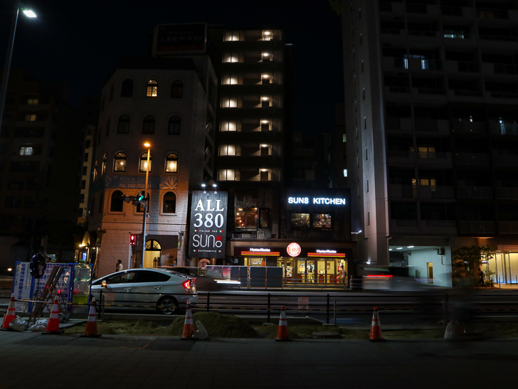 サンパチキッチン 六本松店の前