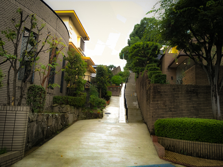 住宅街に良くある長い階段