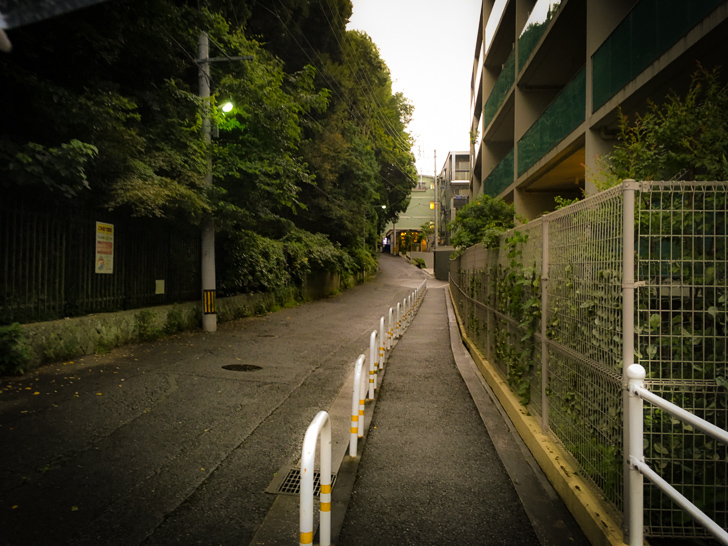 奥に見えるのが「キリスト教」の施設