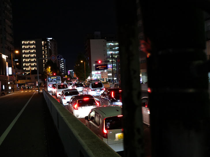 高架下出口は渋滞中