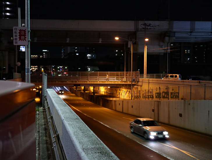 ポストの脇から振り返りつつ撮影