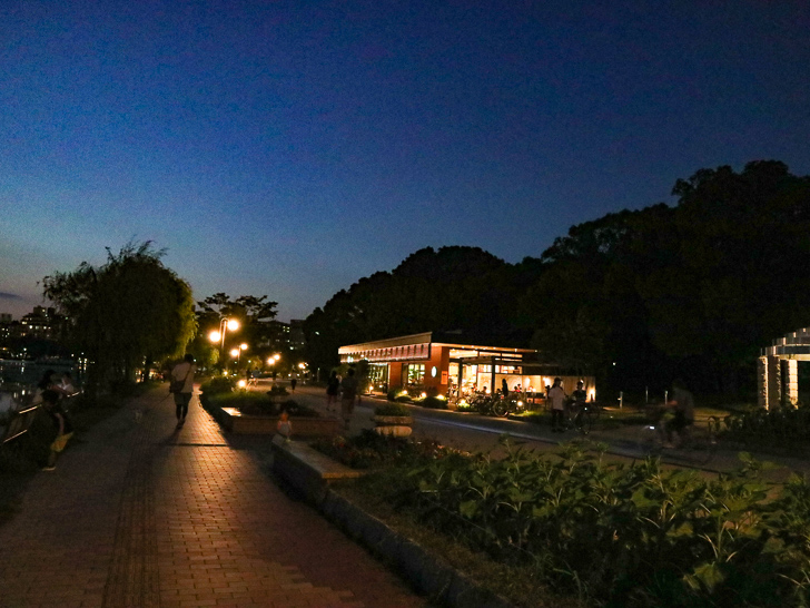 大濠公園のスタバ（右奥）