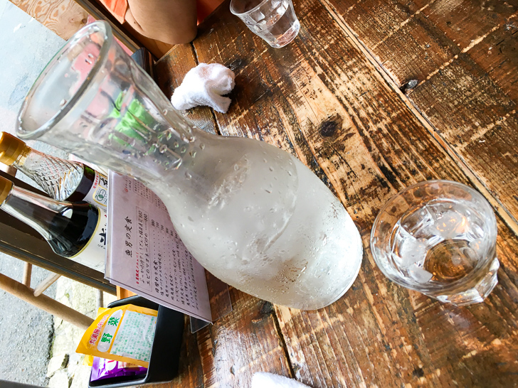 お冷はボトルに入っている