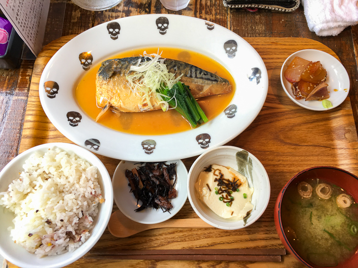 鯖の味噌煮定食（880円）