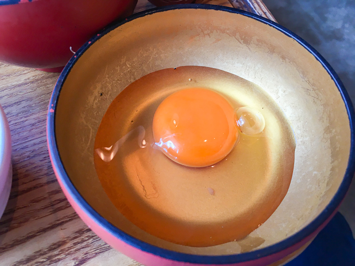 卵を割り中身を器に