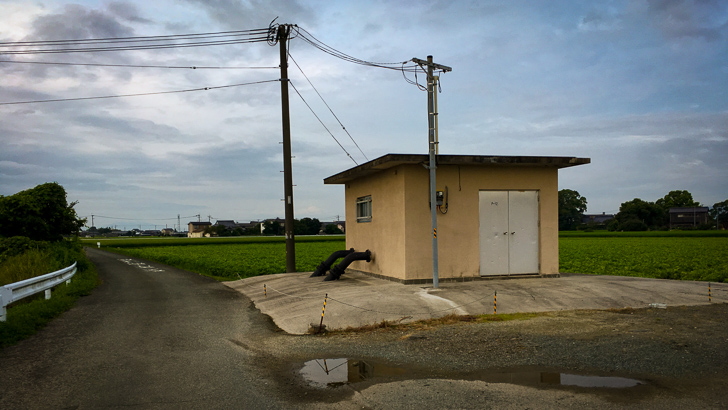 田舎によくあるベージュの小さい施設