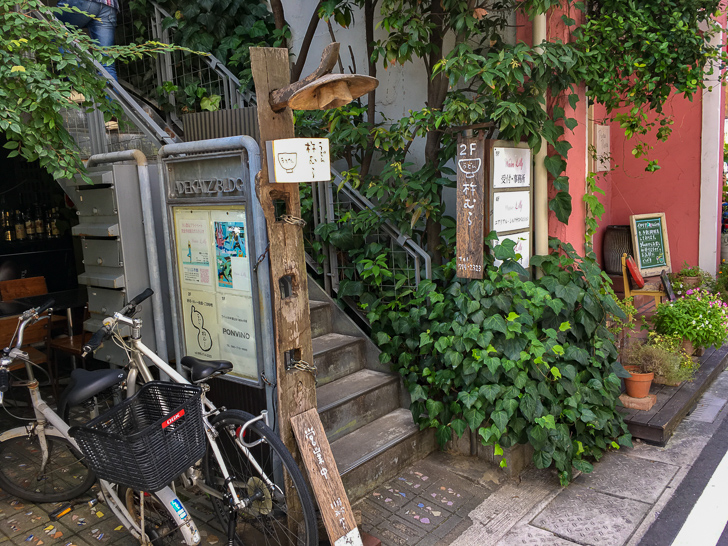 外観（この階段を昇った先に入り口がある）