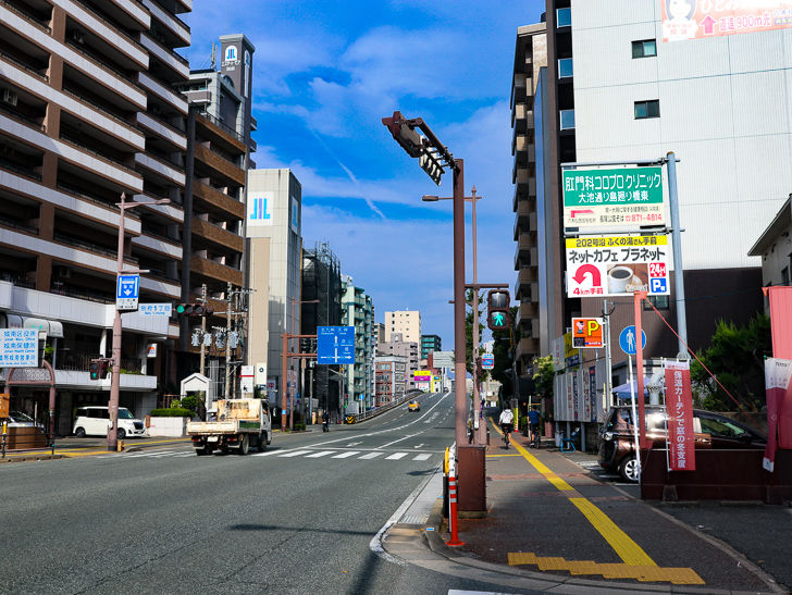 別府橋通り（六本松方面を向いている）