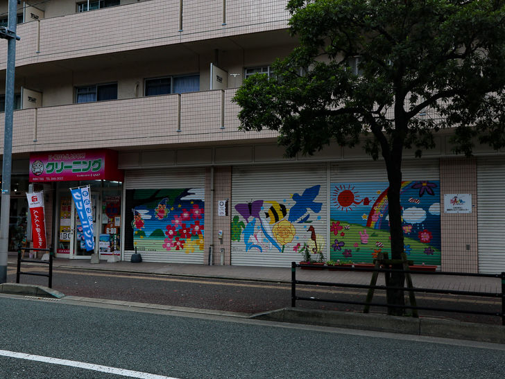 かわいらしいシャッターのイラスト